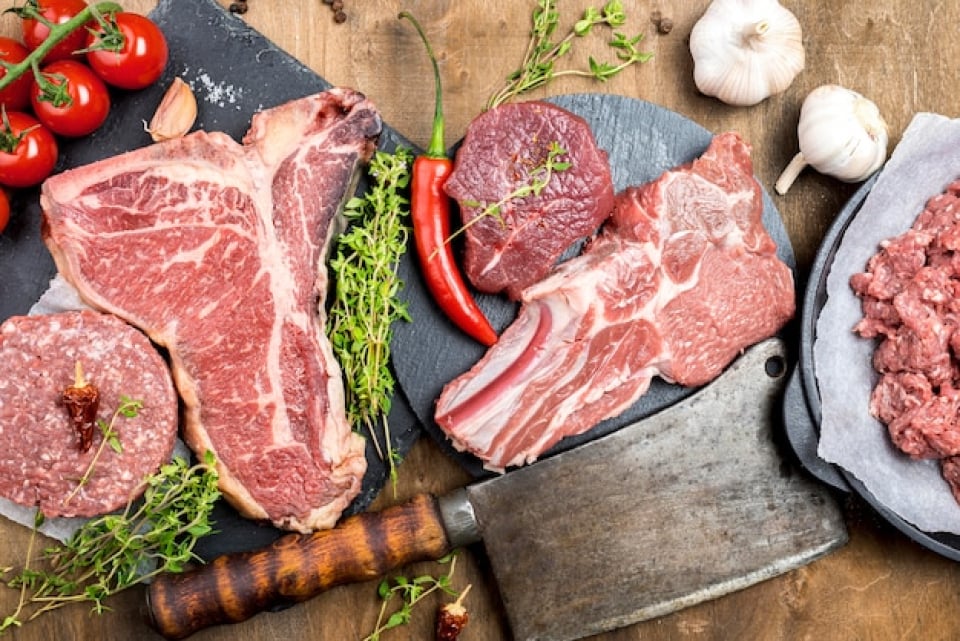 fpkdl.com_960_images_fpkdl.com_960_top-view-meat-with-garlic-herbs_23-2148611056